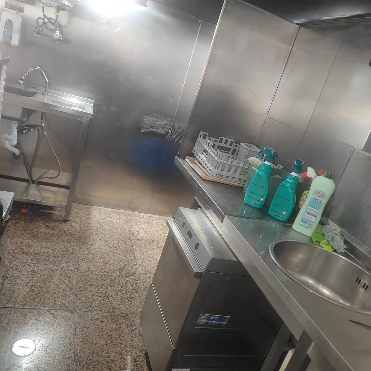 Cozinha profissional em inox limpa