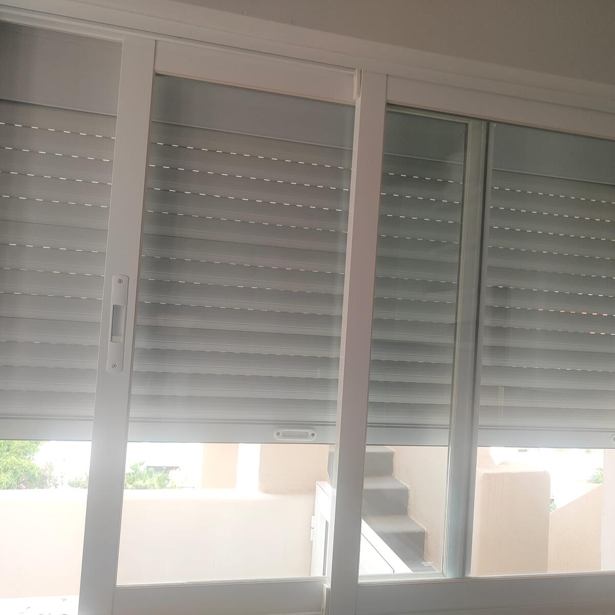 Janelas e estores limpos numa sala com luz natural