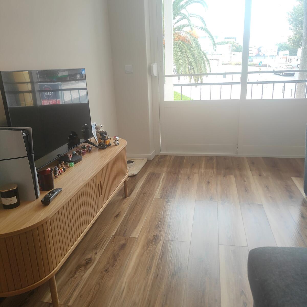 Sala com pavimento de madeira limpo e janela ampla