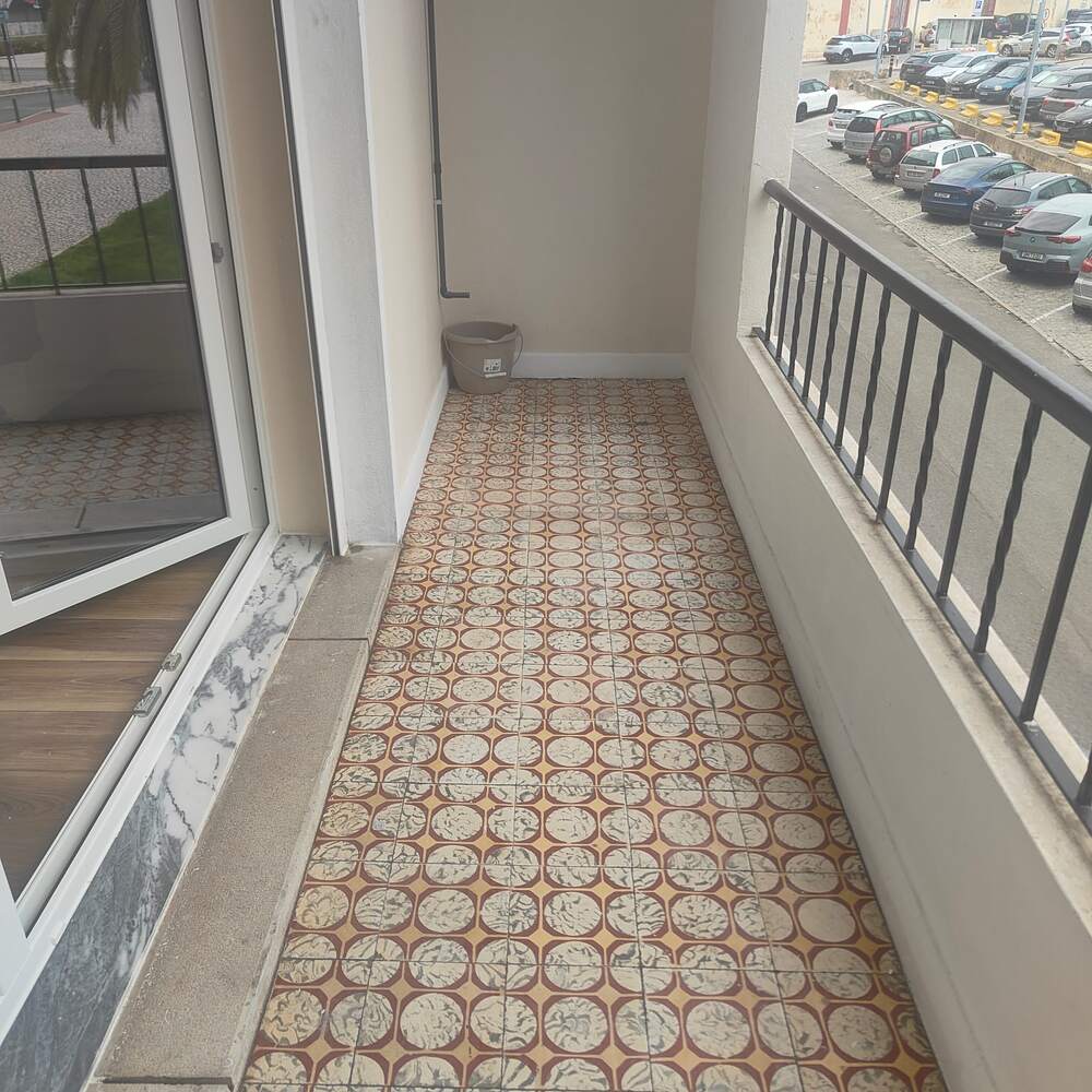 Varanda com chão de mosaico hidráulico limpo